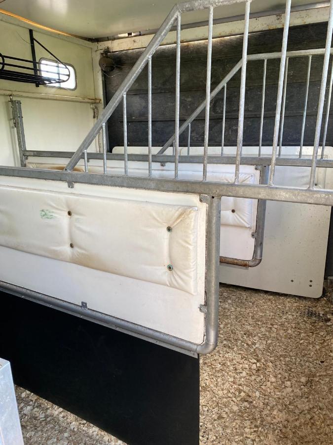 Отель Hettie The Horsebox Хенли-на-Темзе Экстерьер фото